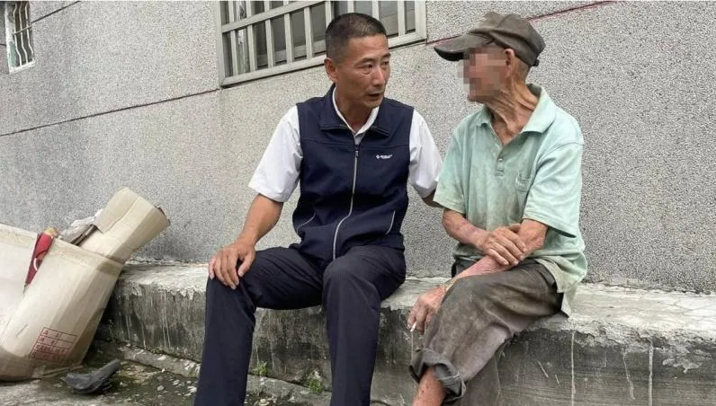 吃剩菜、睡躺椅！8旬拾荒翁獨養2身障兒　安置問題傷腦筋