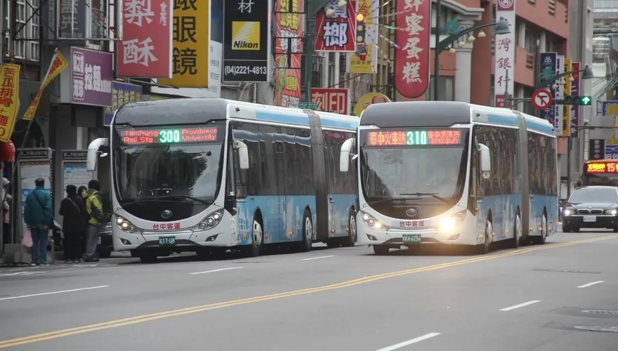 影/又是台中公車！「蛇行急切壓中線」客運900路危駕挨轟