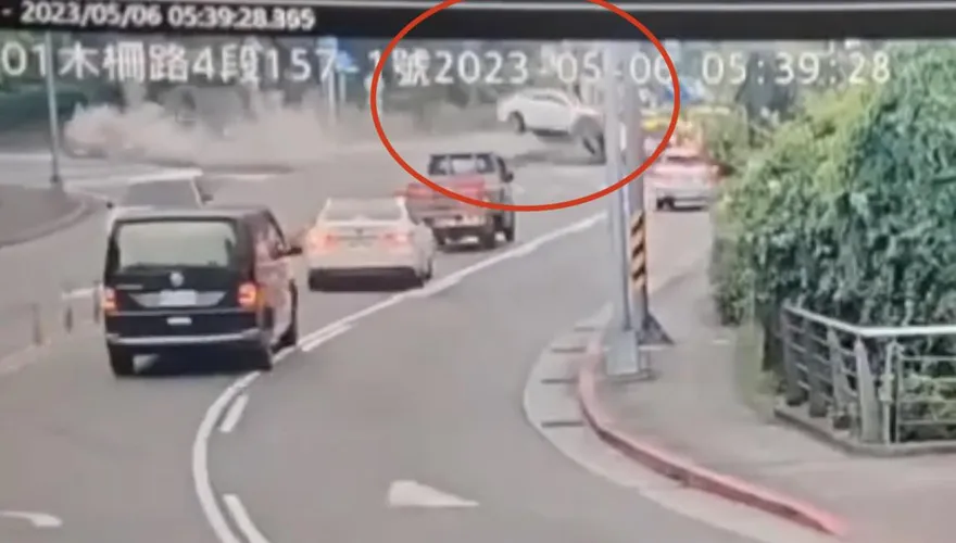 快訊/清晨萬芳交流道賓士飛撞3車　1死1昏迷