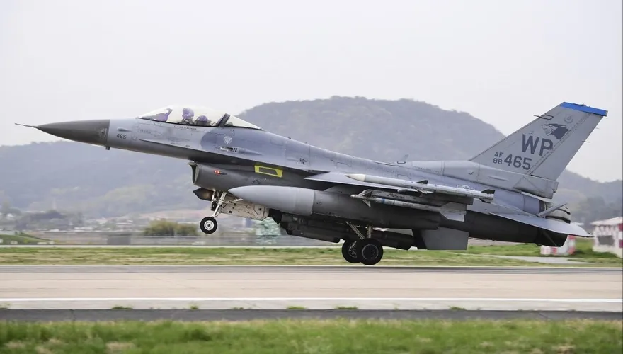影/恐怖畫面曝！駐韓美軍「F-16戰機墜毀」陷火海　飛官死裡逃生緊急送醫