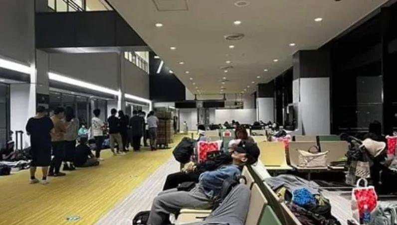 影/合併航班又遇機場宵禁　旅客被迫睡機場砲轟「連杯水也不給」…星宇回應了