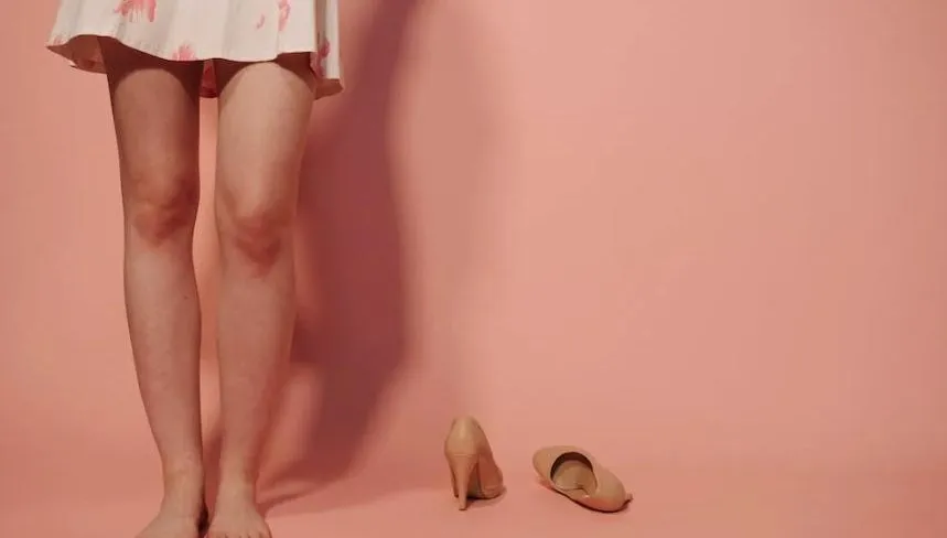 妙齡女鞋內驚見長條白色黏液！男鄰居曾拿走5分鐘　瞎掰沾到鼻涕