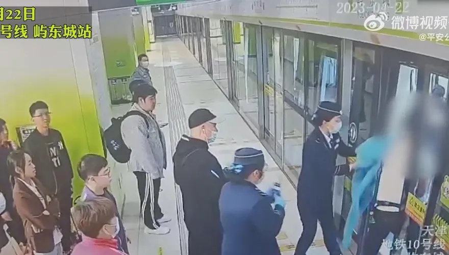 影/肉身擋車門不讓地鐵走　男子為「等朋友」卡列車下場曝光
