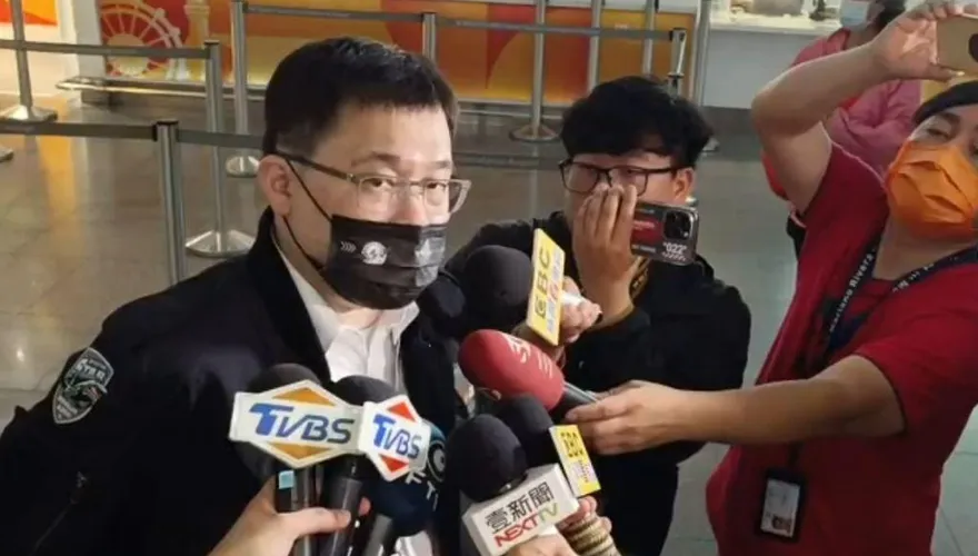 影/駁斥「人力吃緊」質疑！張國煒駕機回台現身桃園　親曝班機延誤內幕