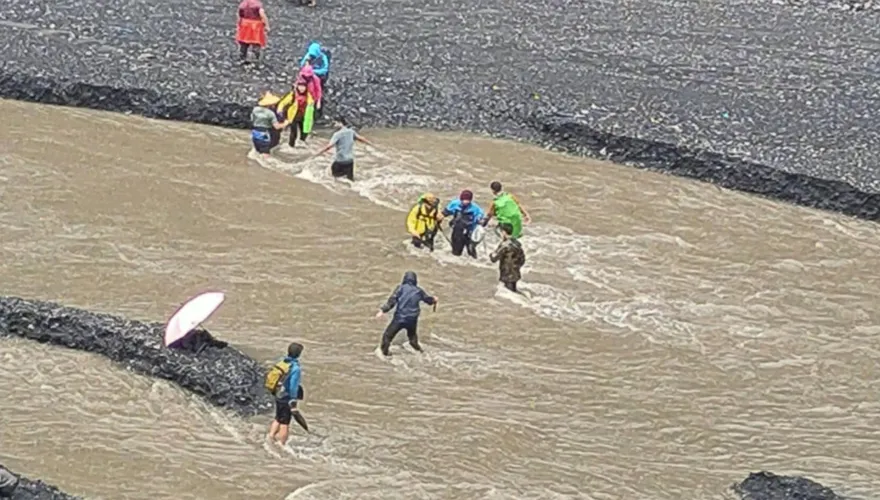 影/雨彈炸南投！丹大林道又坍方　3團登山隊60人渡河！脫困畫面曝