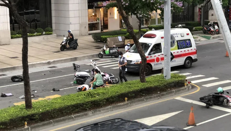 影/悚！高雄騎士闖紅燈　下一秒4機車「保齡球式追撞」1重摔命危