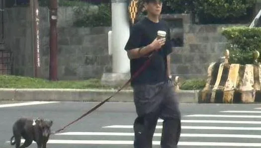 天母人捕捉「野生彭于晏」！彎腰背影照洩「1暖舉」　網嗨喊：要瘋了