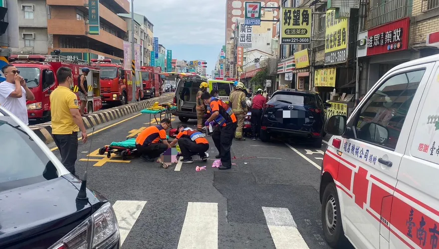 影/台南孕婦駕車左轉撞斑馬線行人！母女捲車底…3歲女兒傷重不治