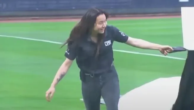 影/中職女工讀濕身拉帆布…下秒騰空重摔在地！起身甜笑鄉民全暈了