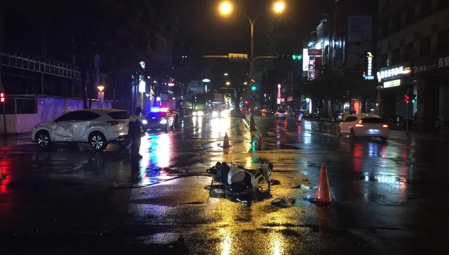 台中22歲男騎車闖紅燈挨撞　下秒「慘遭轎車輾過」！送醫宣告不治