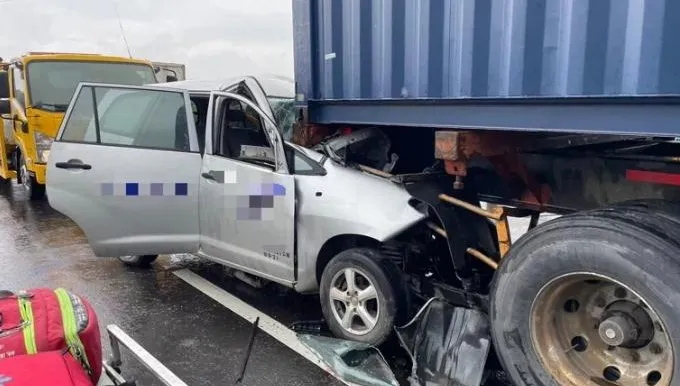 驚悚畫面曝！台66線休旅車撞進貨櫃車尾　32歲駕駛受困駕駛座