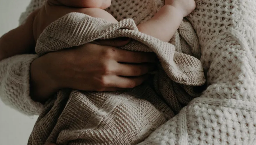 淚崩！病危媽媽緊抱孩兒...交給婆婆才倒下　醫生不捨：希望母親節前醒來