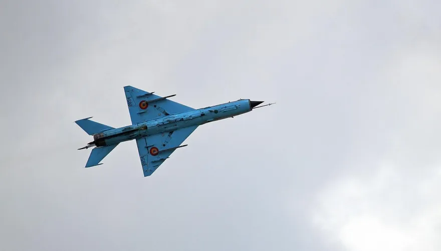 影/印度米格-21戰機墜毁砸民宅　2平民婦女喪生