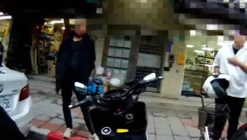不當超車騎士嚇到飆髒話！男不滿追車理論還動手推人　他爆氣怒檢舉