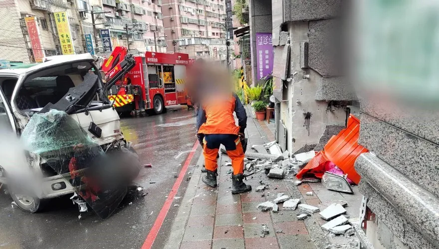 影/新手上路秒噴維修費！菜鳥貨車駕駛跟手排車「不熟」 糗撞爛大樓柱子車頭半毀