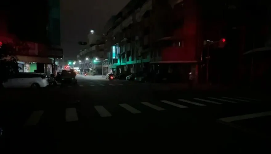 影/高雄「8天停電3次」！夢時代周圍一片黑　台電：疑為大雨導致短路
