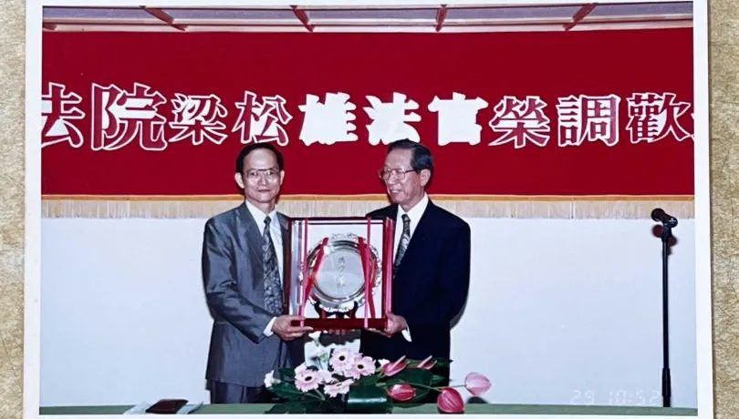 82歲學霸提琴手！大三考上司法官創紀錄　退休考照變街頭藝人