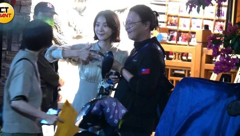 郭書瑤收工辣爆乳！鍾瑶「差點同框前任」尷尬揉小腹　吳慷仁探班巧妙閃開