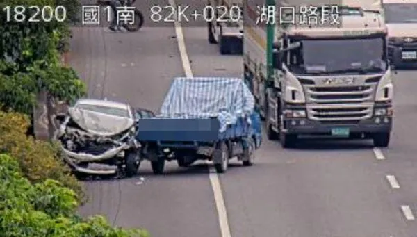快訊/國1湖口段車禍！　小客車「車頭全毀」與貨車佔據路肩