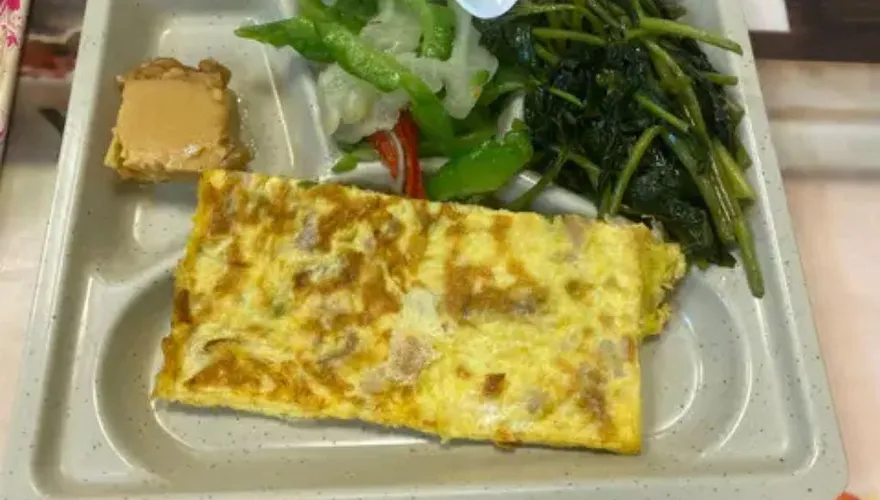 吃不起！自助餐四樣菜「沒肉沒飯」收90元　網譏：蛋可能50