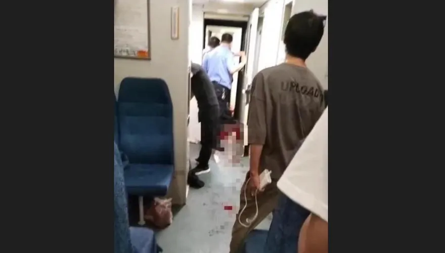影/搭火車遇隨機殺人…男乘客忍痛「奪刀壓肚下」慘死　家屬淚揭1疑點