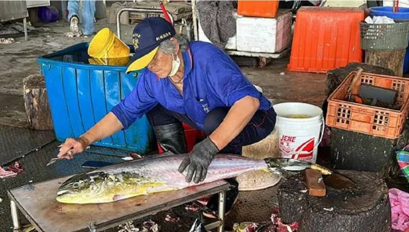 影／處理過20萬尾魚！台東新港漁港殺魚嬤「快狠準」　40年刀工無人敵