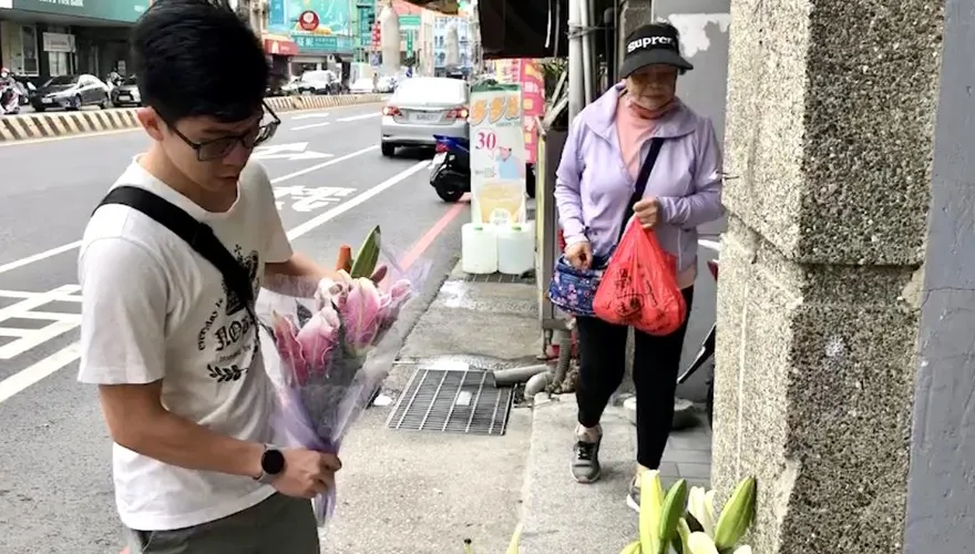 悲傷母親節！台南3歲女童來不及長大車禍亡母重傷　民眾自發性到場獻花
