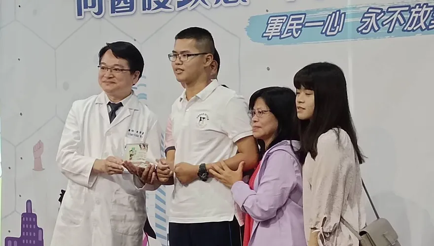 影/傘兵秦良丰5年前跳傘高空墜地　今返醫院感謝醫護救命之恩
