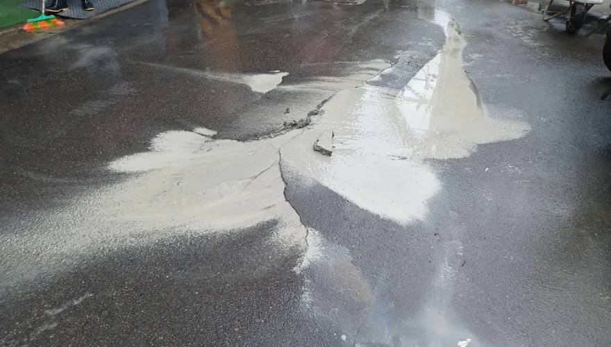快訊/新北大樓灌漿爆泥水！衝破柏油路　工務局要求停工