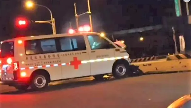 影/接病患前先被救！救護車鳴笛通過紅燈路口　慘被小貨車撞上4人送醫