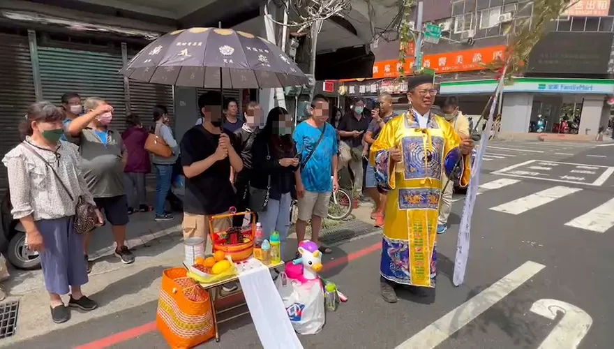 台南3歲女童過馬路被撞死！家屬備洋裝、彩虹小馬招魂　父親掩面痛哭「好不捨」