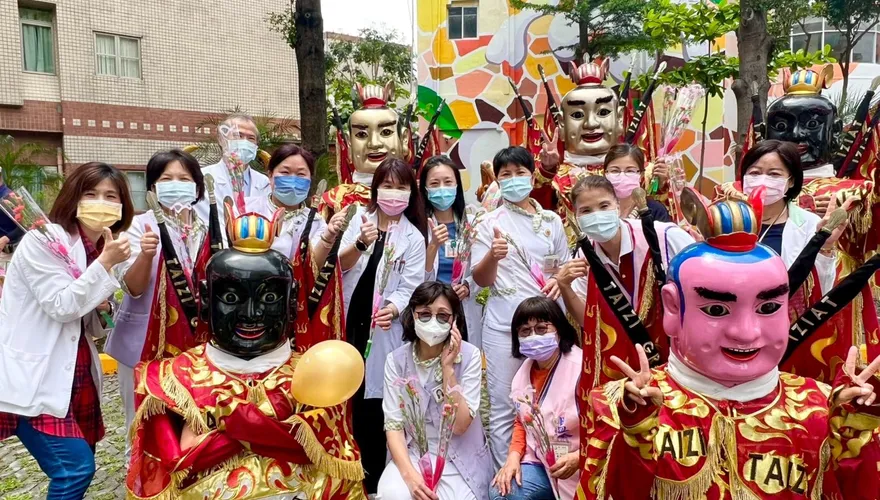 影/活力滿滿片！朴子電音三太子台中醫院祈福　預祝白衣天使護師節快樂