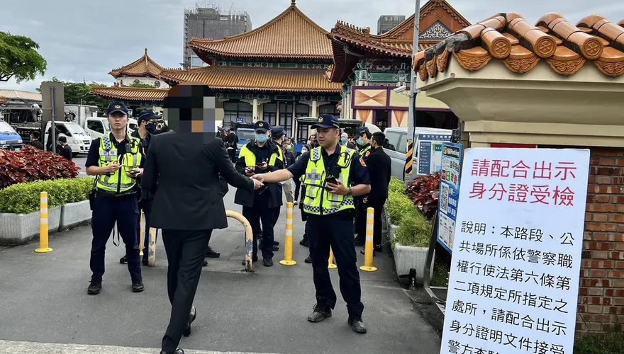 影/至尊盟幹部離世板殯辦告別式　警強勢執法盤查500人逮通緝犯、未成年