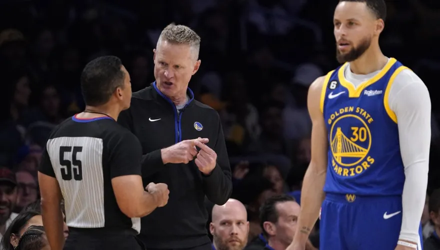 NBA也輸球怪裁判！勇士教頭抱怨湖人「假摔」都獲哨音　網狂酸：輸不起