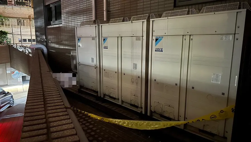快訊/新北三重捷運共構宅驚傳墜樓！半裸男倒臥大樓隱蔽處「臉朝地」身亡