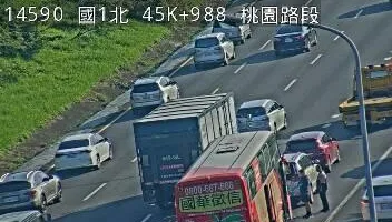 快訊/通勤上班族小心！國道1號桃園路段「3車追撞」