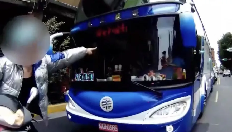 影/不爽遊覽車靠太近騎士大暴走　狂譙駕駛三字經遭告妨害名譽