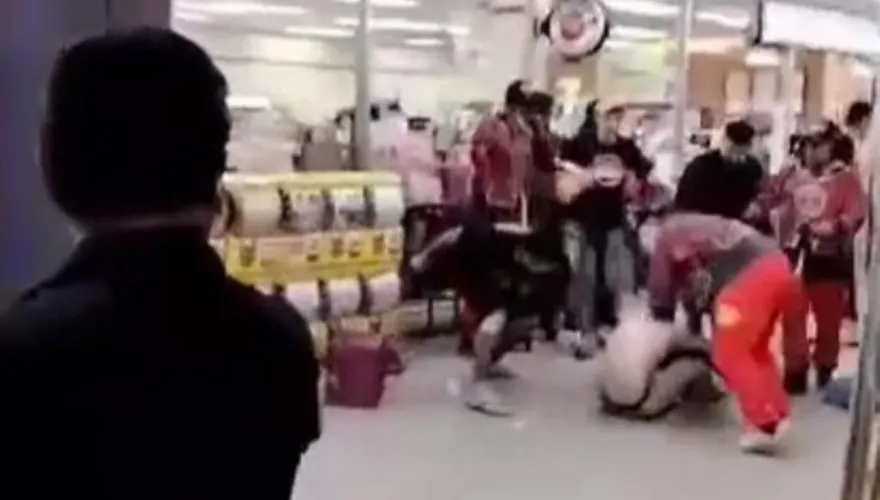 北港媽祖遶境再爆「拳武行」！轎班持塑膠椅1打10猛K遊客頭