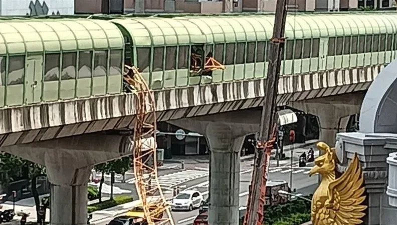站務員躲死神！目睹鋼架貫穿捷運車廂　秒通報行控中心煞車