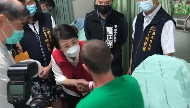 影/盧秀燕探視傷者還原驚悚瞬間：列車來不及剎！撞上掉落軌道吊臂