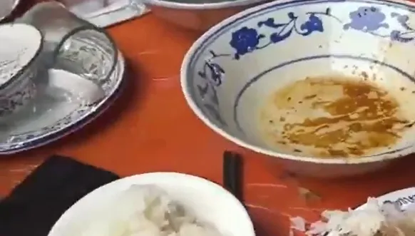 影/結婚辦桌卻出現「婚宴大媽」　9道菜一上桌全被打包帶走...賓客看傻眼