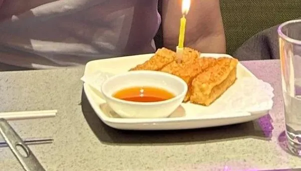 妹子生日獨自吃海底撈　店員「1舉動」超暖！突收隔壁桌情侶這紙條…讓她當場爆哭