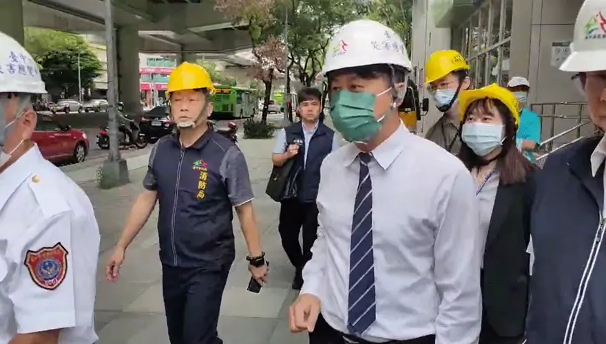 影/31樓吊臂塌落砸毀中捷車廂釀1死8傷　檢察官到場勘驗究責