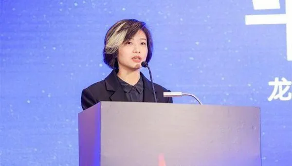 挑染？遺傳？深圳女副區長瀏海上「一撮白」引熱議　官方急出面闢謠