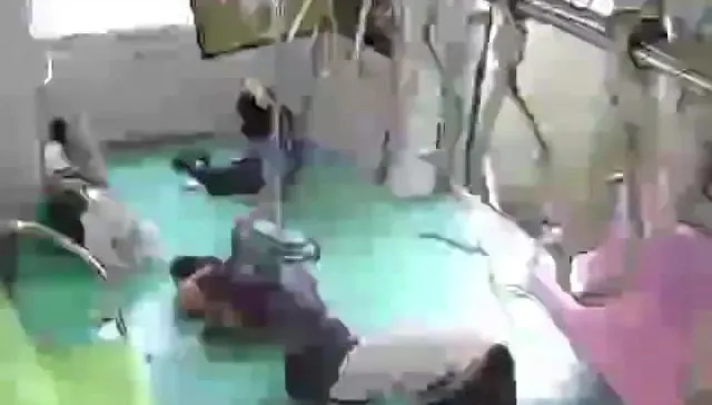 快訊/中捷公布車廂影像！乘客驚恐28秒　瞬間撞擊車門爆裂