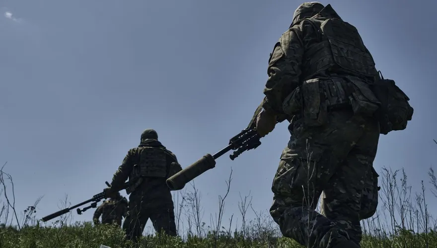 影/俄軍戰場上狂比「X」手勢投降　靠烏軍無人機指引安全撤離戰場