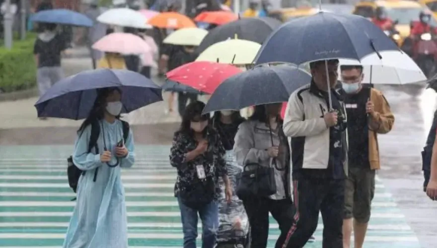 快訊/午後「雨彈狂炸」！中南部7縣市發布大雨特報　慎防雷擊強陣風