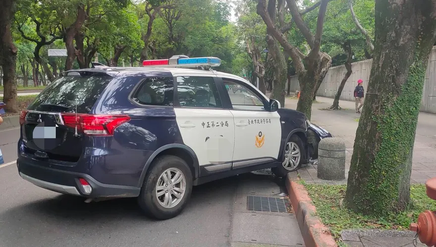 快訊/為抓穩車內物品因而失控　警車衝上總統官邸旁人行道　1警送醫