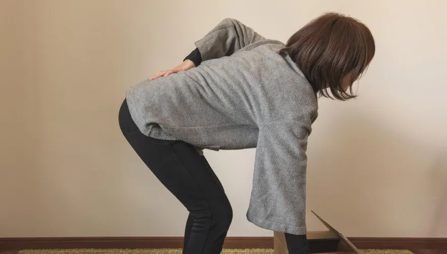 婦腰椎神經壓迫腰痛無法起身！憋尿引腎發炎
