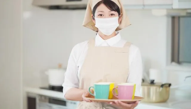 62萬月薪徵保母！要求「跪地」幫穿鞋洗腳按摩　網友：在徵丫鬟？
